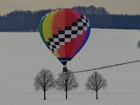 Ballonfahrer im Winter nahe Donnstetten