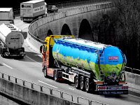 Tanklaster auf der Todsburgbrücke am Albaufstieg der A8 am Drackensteiner Hang